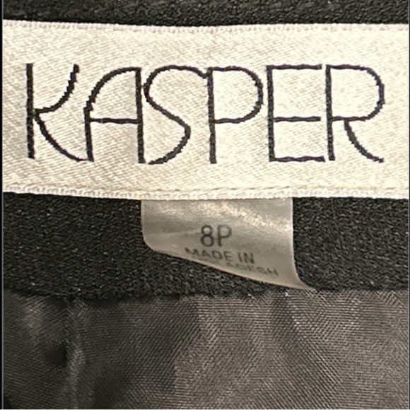 Kasper Black Pencil Skirt with back split. Preowned in like new condition Sz 8.‎ - Picture 3 of 4